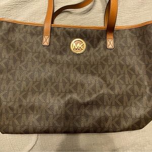 Gently used Michael KORS bag. Bought brand new from the Michael KORS outlet.